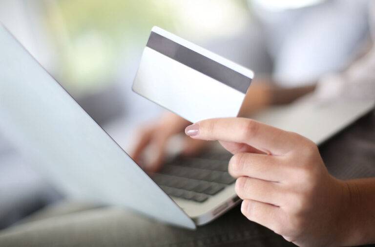 70% dos internautas já compraram na Shopee, mas Mercado Livre fatura mais que o dobro por transação