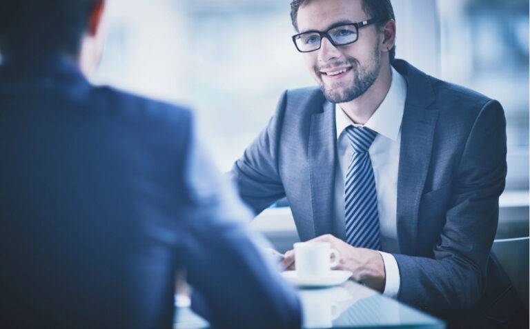 94% dos empregadores oferecem salários iniciais mais altos a candidatos com microcredenciais em GenAI segundo Coursera