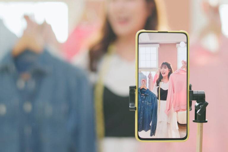 Confiança em influenciadores e e-commerce impulsionam consumo no Dia dos Namorados, aponta levantamento da LOI