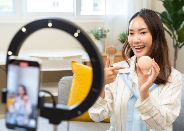 Mais da metade dos influenciadores ganham menos que um salário mínimo, aponta pesquisa