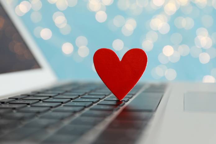 Нетшуз играет с одиночками, стайерами, влюбленными парами на “signals” и “indirectas” в кампании ко Дню святого Валентина