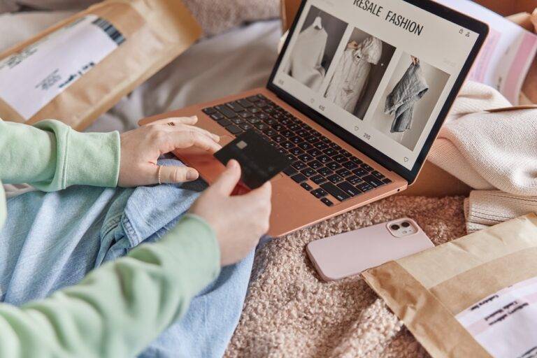 OLX, Temu e AliExpress: estudo revela os e-commerces e marketplaces que mais trazem desconfiança aos consumidores