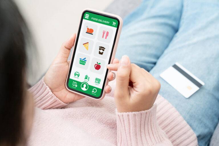 Mais da metade dos brasileiros já compraram produtos influenciados por IA