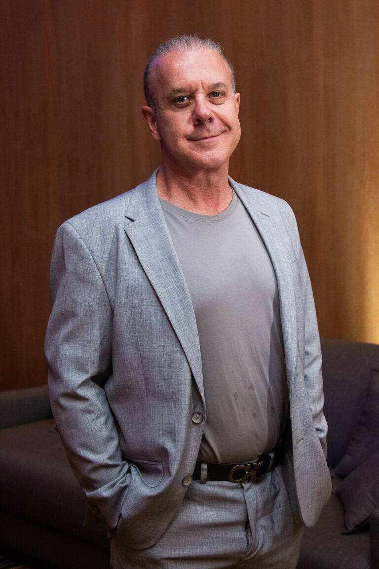 Do primeiro quadro vendido ao comando de uma holding multissetorial