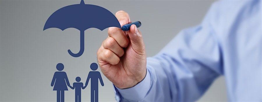 Илустрација породице (две одрасле особе и дете) испод плавог кишобрана коју црта руком, симболизујући заштиту или осигурање.